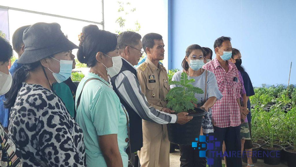 ปทุมธานี แจกพันธุ์พืชช่วยเหลือเกษตรกรตามโครงการส่งเสริมการเกษตรตามหลักปรัชญาเศรษฐกิจพอเพียง อาสาไทยยืนยัน Thai Reference