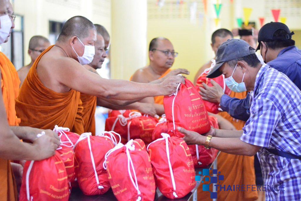ปทุมธานี วัดพระธรรมกายมอบถุงยังชีพเป็นกำลังใจให้ผู้ประสบอุทกภัยในพื้นที่จังหวัดจันทบุรี 800 หลังคาเรือน อาสาไทยยืนยัน Thai Reference