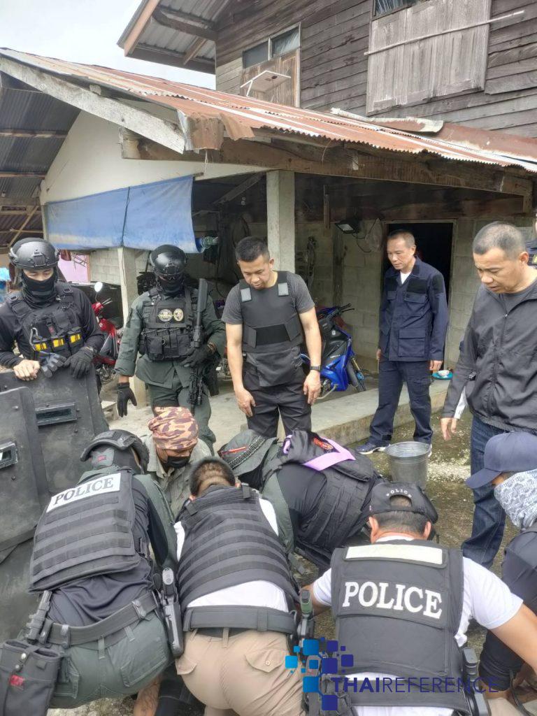 เชียงราย หนุ่มคลั่งเผาบ้านตัวเอง ท้าดวลมือตำรวจ บ้านวอดทั้งหลัง อาสาไทยยืนยัน Thai Reference