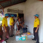 ตาก ตำรวจ สภ.พบพระ มอบของสิ่งของยังชีพ เครื่องอุปโภค,บริโภค น้ำดื่ม ฯ ให้กับ นายสมควร  มั่งคำ