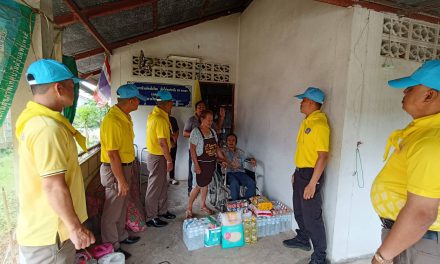 ตาก ตำรวจ สภ.พบพระ มอบของสิ่งของยังชีพ เครื่องอุปโภค,บริโภค น้ำดื่ม ฯ ให้กับ นายสมควร  มั่งคำ