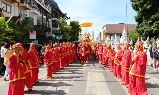 เชียงใหม่ จัดริ้วขบวนอัญเชิญพระเจ้าฝนแสนห่ามาประดิษฐาน ณ วัดเจดีย์หลวงฯ เป็นสัญลักษณ์ในงานประเพณีใส่ขันดอกบูชาเสาอินทขีล