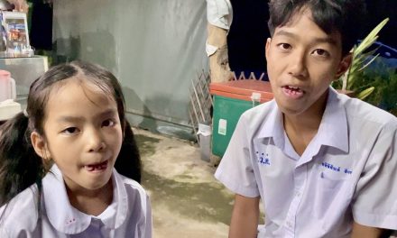 นครนายก – ตะลึง!! ทำได้ไง 2 พี่-น้อง ห่อลิ้นเป็นแฉก เหมือนรูปขนมทองหยิบ