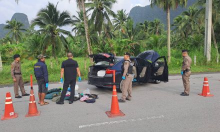 พังงา-จับกุมผู้ต้องหาพร้อมวัตถุต้องสงสัยคล้ายระเบิดบนรถยนต์มุ่งหน้าภูเก็ต ตำรวจพังงาคุมเข้มสอบขยายผล