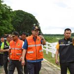 ผู้ว่าฯ แพร่ “ลงพื้น” ที่ฝายแม่ยมติดตามสถานการณ์น้ำ สั่งการเข้มทุกหน่วยวางแผนจัดการป้องกันน้ำท่วม