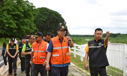 ผู้ว่าฯ แพร่ “ลงพื้น” ที่ฝายแม่ยมติดตามสถานการณ์น้ำ สั่งการเข้มทุกหน่วยวางแผนจัดการป้องกันน้ำท่วม