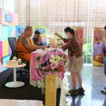 นครปฐม อยู่ให้เป็น เย็นให้พอ รอให้ได้ แนวคิด หลวงพี่น้ำฝน ให้สติ ญาติโยม พร้อมรับทุกสถานการณ์ เวทีธรรม “เรายกวัดมาไว้ที่เซเว่นฯ ปีที่ 29”