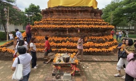 นนทบุรี  คึกคัก !ชาวบ้านแห่กราบไหว้ ขอพรวัดดัง อายุกว่า 650 ปี ไม่พลาดส่องเลขเด็ดโค้งสุดท้ายก่อนหวยออก