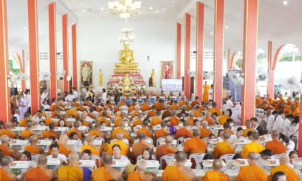 ปทุมธานี วัดพระธรรมกายจัดพิธีถวายสังฆทาน 323 วัด 21 ปีแห่งศรัทธาเพื่อพุทธศาสนาในชายแดนใต้