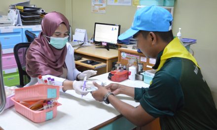 นราธิวาส ทหาร นักศึกษา และประชาชน แห่บริจาคโลหิต ช่วยเหลือผู้บาดเจ็บจากเหตุการณ์ปะทะชายแดนไทย-กัมพูชา สะท้อนน้ำใจคนไทยไม่ทอดทิ้งกัน”