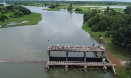 สกลนคร หนองหารล้นสปีลเวย์ ผู้ว่าฯติดตามสถานการณ์ เร่งระบายน้ำหวั่นน้ำท่วมเมือง