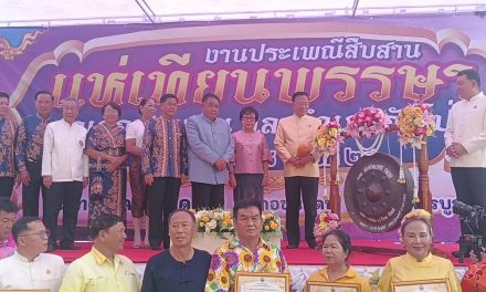 เพชรบูรณ์ สีสัน สองอำเภอจัดงานประเพณีแห่เทียนพรรษายิ่งใหญ่