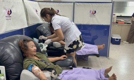 อ่างทอง ประชาชนแห่บริจาคเลือดช่วยผู้บาดเจ็บเหตุปะทะชายแดนไทยกัมพูชากันอย่างคึกคัก  เพื่อนำไปสำรองให้กับโรงพยาบาล 
