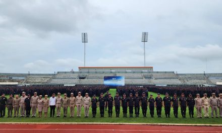 ศรีสะเกษ รองนายกรัฐมนตรีเปิดงาน “วัน ชรบ.แห่งชาติ” ครั้งแรกของประเทศไทย ชมการฟ้อนรำอยู่ดี ๆ เจอชายคลุ้มคลั่ง แต่ ชรบ. เอาอยู่