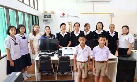 เหล่ากาชาด จ.แพร่ “ส่งมอบ” ชุดเครื่องคอมพิวเตอร์พร้อมอุปกรณ์โสตทัศนูปกรณ์ในการศึกษา