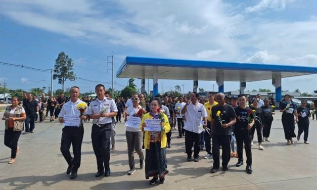 ศรีสะเกษ ประชาชนร่วมวางดอกไม้หน้าร้านสะดวกซื้อ รำลึกเหตุระเบิดคร่าชีวิตชาวไทย
