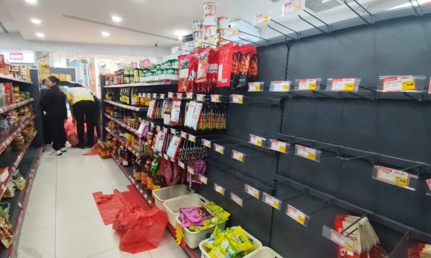 กรุงเทพฯ กระทรวงสาธารณสุขร่วมกับปคบ. บุกตรวจร้านขายสินค้าจีนไม่ผ่านอย. ย่านถนนเยาวราช