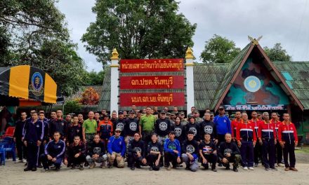จันทบุรี ฝันดี–ฝันเด่น อดีตนักร้องคู่แฝดชื่อดังนำทีม“ใจถึงใจคนไทยไม่ทิ้งกัน” ประกอบอาหารปรุงสุกเลี้ยงทหารกล้า ณ หน่วยเฉพาะกิจนาวิกโยธิน