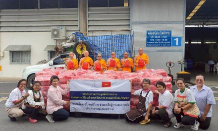 ปทุมธานี บรรเทาทุกข์ 4 จังหวัด วัดพระธรรมกายมอบ 2,200 ถุงยังชีพสู้ภัยน้ำท่วม
