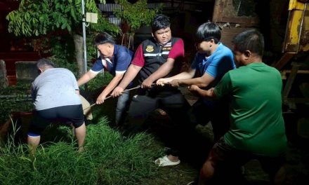 แพร่ ทต.ช่อแฮ ระดมกำลังรอกลื้อเศษวัชพืช กิ่งไม้ที่ไหลมากับน้ำหลากในคืนที่ผ่านมา
