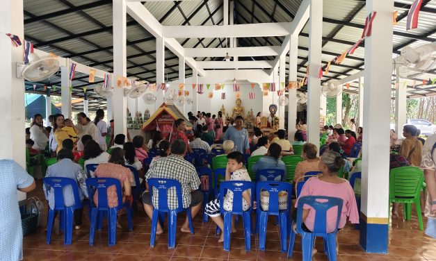 พังงา ประชาชนเข้าวัดทำบุญวันสารทเดือนสิบ แสดงความกตัญญูต่อบุพการีผู้ล่วงลับไปแล้ว 