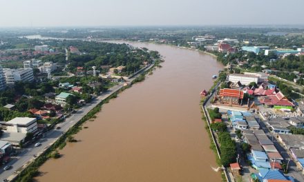 อ่างทอง ชาวบ้านลุ้นระทึกน้ำเจ้าพระยาเพิ่มสูงขึ้นอย่างต่อเนื่อง  ท่วมแล้ว 4 อำเภอ  กว่า 200 หลังคาเรือน