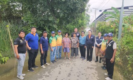 ปทุมธานี สจ.ลูกโป่ง ตรวจน้ำท่วมพร้อมประสานวางเครื่องสูบน้ำด่วน ขอประชาชนมั่นใจ นายกแจ๊สไม่ทอดทิ้ง