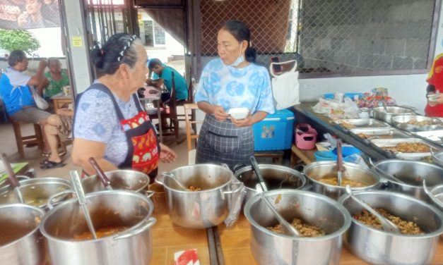 สกลนคร ชิมข้าวแกงยายอ้วนหน้า ตชด.23 ราคาเริ่มต้นที่ 10 บาท