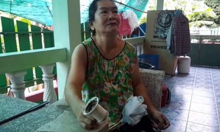 กู้ภัยอ่างทอง ช่วยยายวัย60ปีชาวสิงห์บุรีนิ้วเข้าไปแหย่ท่อซิ้งค์ล้างจานที่ตันนิ้วติดคาเอาไม่ออก