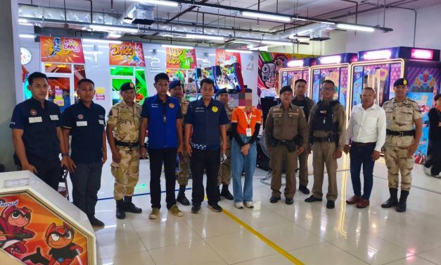 จังหวัดแพร่ “จัดชุดปฏิบัติการพิเศษฝ่ายปกครองฯ ร่วมออกตรวจสอบตู้คีบตุ๊กตา บริเวณห้างสรรพสินค้า