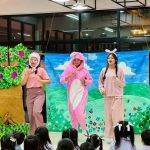 นักศึกษา ชั้นปีที่ 2 สาขาวิชาการศึกษาประถมวัย คณะครุศาสตร์ ม.ราชภัฏมหาสารคาม ร่วมกิจกรรม เล่านิทานประกอบการแสดงบทบาทสมมุติและสื่อสร้างสรรค์