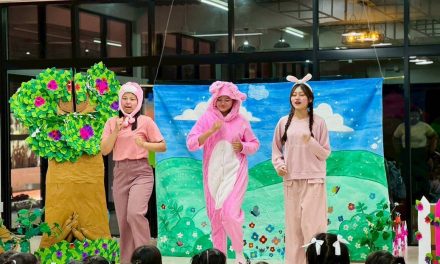 นักศึกษา ชั้นปีที่ 2 สาขาวิชาการศึกษาประถมวัย คณะครุศาสตร์ ม.ราชภัฏมหาสารคาม ร่วมกิจกรรม เล่านิทานประกอบการแสดงบทบาทสมมุติและสื่อสร้างสรรค์