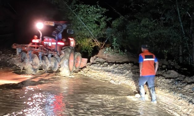 อบต.แม่สามแลบ อ.สบเมย จ.แม่ฮ่องสอน เร่งระดมกำลังคนและเครื่องจักรกลเปิดเส้นทางระหว่างหมู่บ้านแม่สามแลบ – อ.แม่สะเรียง ที่ถูกดินภูเขาสไลด์ลงปิดทับเส้นทาง