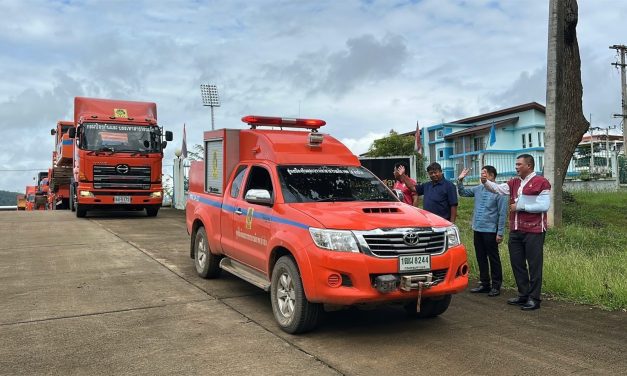 รองผู้ว่าฯแม่ฮ่องสอน ให้โอวาทและร่วมปล่อยแถวขบวนส่งเครื่องจักรกลสาธารณภัย และกล่าวขอบคุณ ที่ได้เข้าช่วยเหลือผู้ประสบภัย