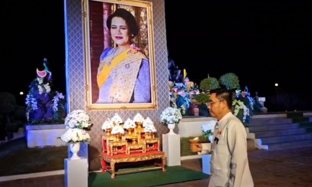 ผู้ว่าสุโขทัยนำประชาชนร่วมใจสวมเสื้อผ้าโทนสีขาวและสีดำจุดตะคัน500ดวง แสดงความอาลัย