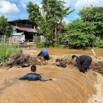 แพร่ ทต.ช่อแฮ  จัดกำลัง ลอกรื้อสิ่งกีดขวางทางน้ำ หลัง พายุบัวลอย กระหน่ำ