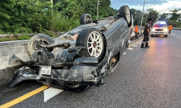 แพร่ เก๋งพลิกคว่ำบริเวณโค้งบ้านเขาพลึง ต.ห้วยไร่ รถพังยับ คนขับบาดเจ็บ กู้ภัยนำส่ง รพ.สมเด็จพระยุพราชเด่นชัย