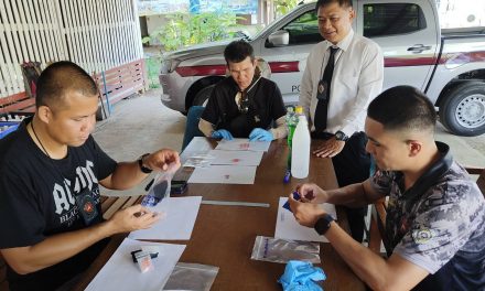 แพร่ นอภ. สูงเม่น “สั่งเข้ม” ให้ปลัดอำเภอ พร้อมชุดสืบสวนฯ ปิดล้อมตรวจค้น บ้านเช่า รวบ 3 ผู้ต้องหา ของกลางยาบ้า รถเก๋ง มือถือ 7 เครื่อง