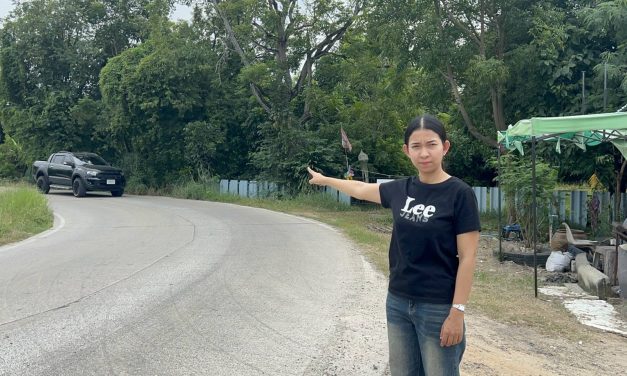 ปทุมธานี ร้องรถเกี่ยวข้าวเกี่ยวสายไฟหล่นพาดคอสาวใหญ่จนกระดูกเชิงกรานหักปัดรับผิดชอบคนเจ็บส่อพิการตลอดชีวิต
