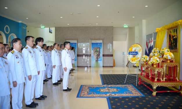 ผู้ว่าฯพังงา นำข้าราชการวางพวงมาลาถวายราชสักการะ เนื่องในวันที่ระลึกคล้ายวันสวรรคตพระบาทสมเด็จพระจอมเกล้าเจ้าอยู่หัว