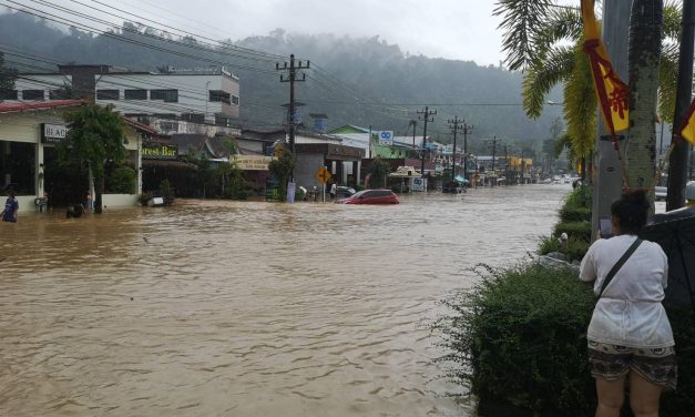 พังงา เขาหลัก อ่วม เกิดเหตุน้ำป่าจาก รถติด เทือกเขาหลัก เขาโตน ไหลหลากเข้าท่วมบ้านเรือนประชาชน ชุมชนแหล่งท่องเที่ยวย่านเขาหลักหนักสุดในรอบ 20 ปี