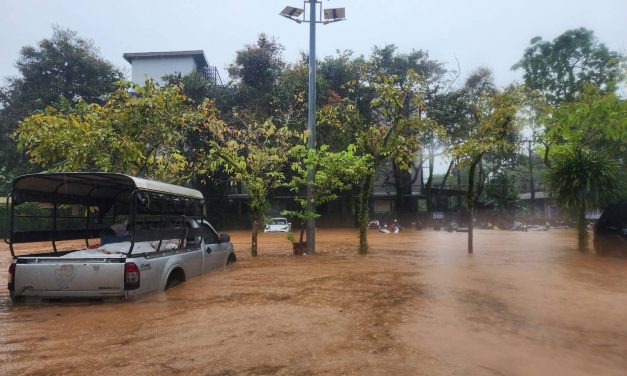 พังงา-เขาหลัก สภาพน้ำป่าไหลหลากเข้าท่วมแหล่งท่องเที่ยวชื่อดังระดับโลกย่านเขาหลัก ได้รับผลกระทบ7 หมู่บ้าน