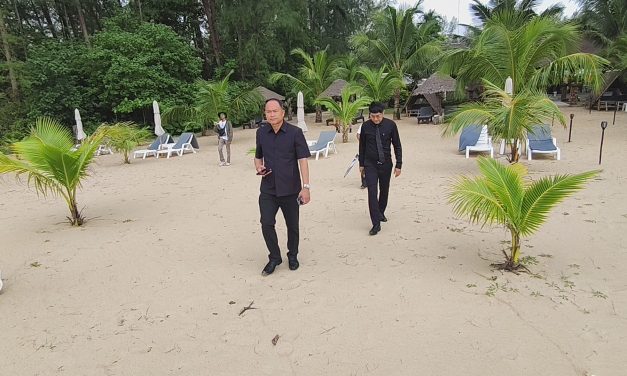 รองผู้ว่าฯ จ.พังงา นำกำลังเจ้าหน้าที่ฝ่ายปกครอง ตำรวจ และหน่วยงานที่เกี่ยวข้องจับกวาดล้างธุรกิจผิดกฎหมายชาวต่างชาติ