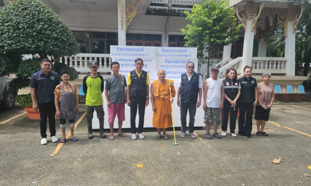 ปทุมธานี นายกแจ๊ส ลงพื้นที่เยี่ยมประชาชนพร้อมแจกแพโฟม ชาวบ้านรอถามน้ำท่วมมา 2 เดือนบางกะดีไม่ประกาศเป็นเขตภัยพิบัติหลังเดือดร้อนนานนับเดือน