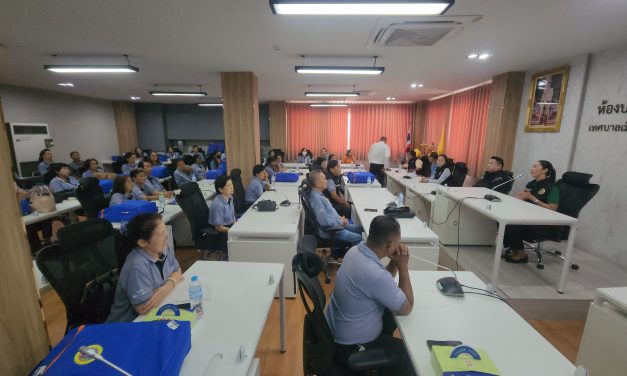 ปทุมธานี อบจ.ร่วม ทม.คลองหลวง มอบกระเป๋าชุดตรวจสุขภาพให้กับ อสม.  ยกระดับการดูแลสุขภาพประชาชน