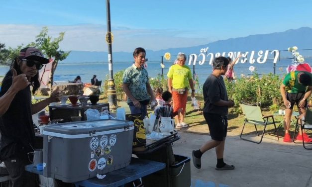 พะเยา ลมเย็นโชยกลิ่นกว๊านดึงนักท่องเที่ยวแห่สัมผัสอากาศหนาวยามเช้า