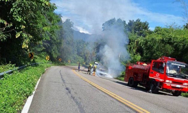 พะเยา รถเก๋งไฟลุกท่วมคนขับหนีรอดหวุดหวิด