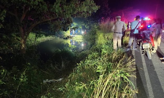 พะเยา เก๋งพาครอบครัวดิ่งคลองดับ คาดถนนมืดแคบ