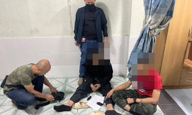 พะเยา ตร.พะเยาบุกห้องพักกลางดึก! รวบ 2 วัยรุ่นเสพยาบ้า-ซุกของกลางกว่า 200 เม็ด