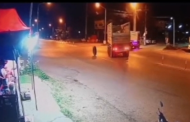 ชัยภูมิ วงจรปิดจับภาพรถบรรทุกพ่วง 22ล้อหลุดพร้อมกัน2ล้อไปคนล่ะทิศกลางสี่แยก